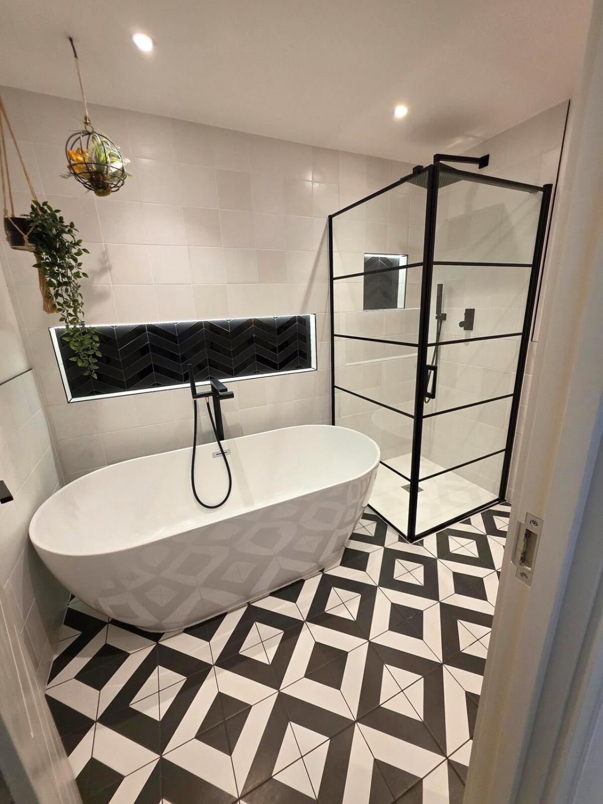 Chic 2 Bedroom Modern Cave House *